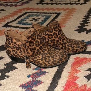 Womens 7 Leopard print booties
